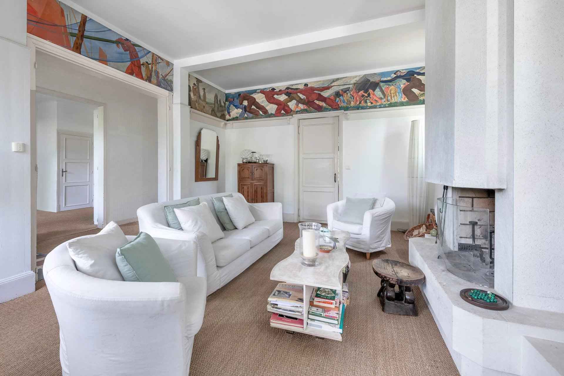Beau salon avec cheminée La Baule Les Pins