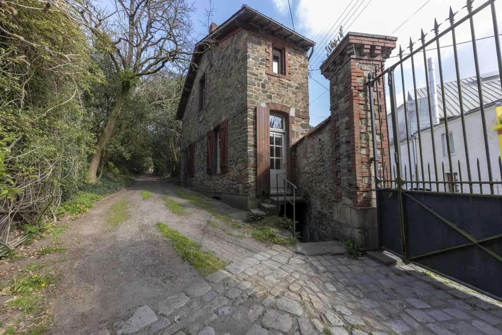 81d48b05aa29f9b07c2f49625cb9b54e 5837f1c425 1600 original - Attribut alt par défaut.