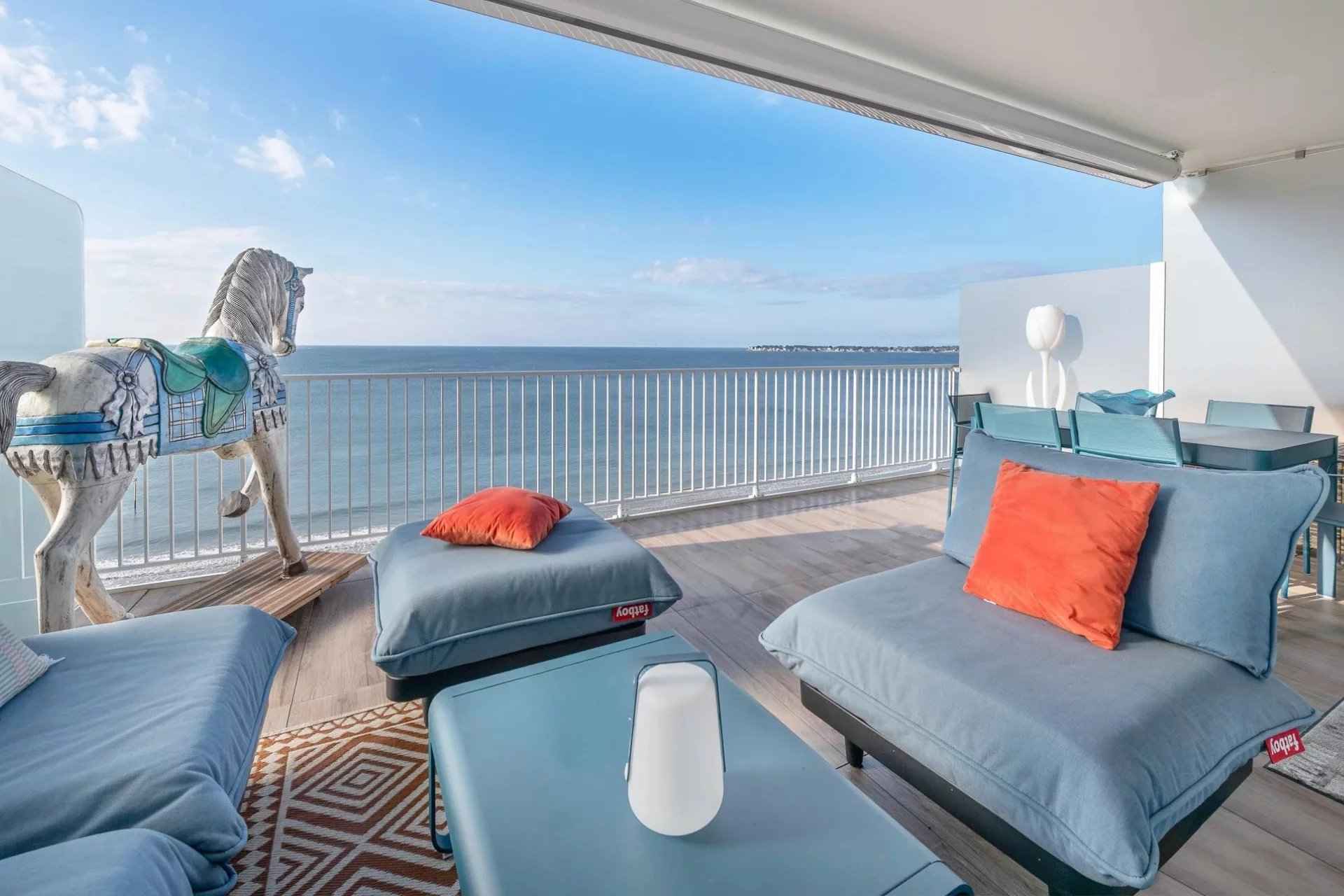 Terrasse face à la mer