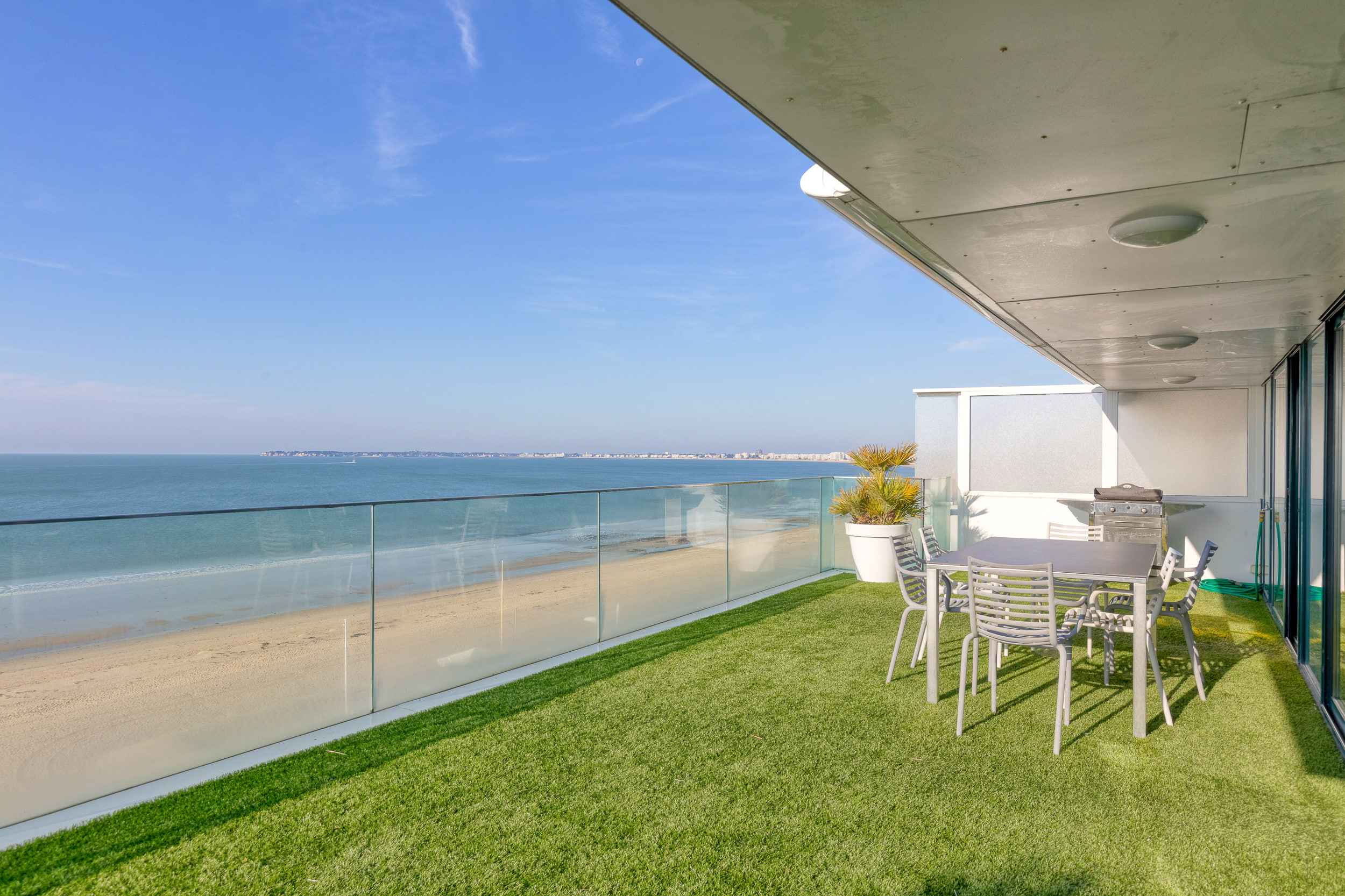 Duval - Attribut alt par défaut.