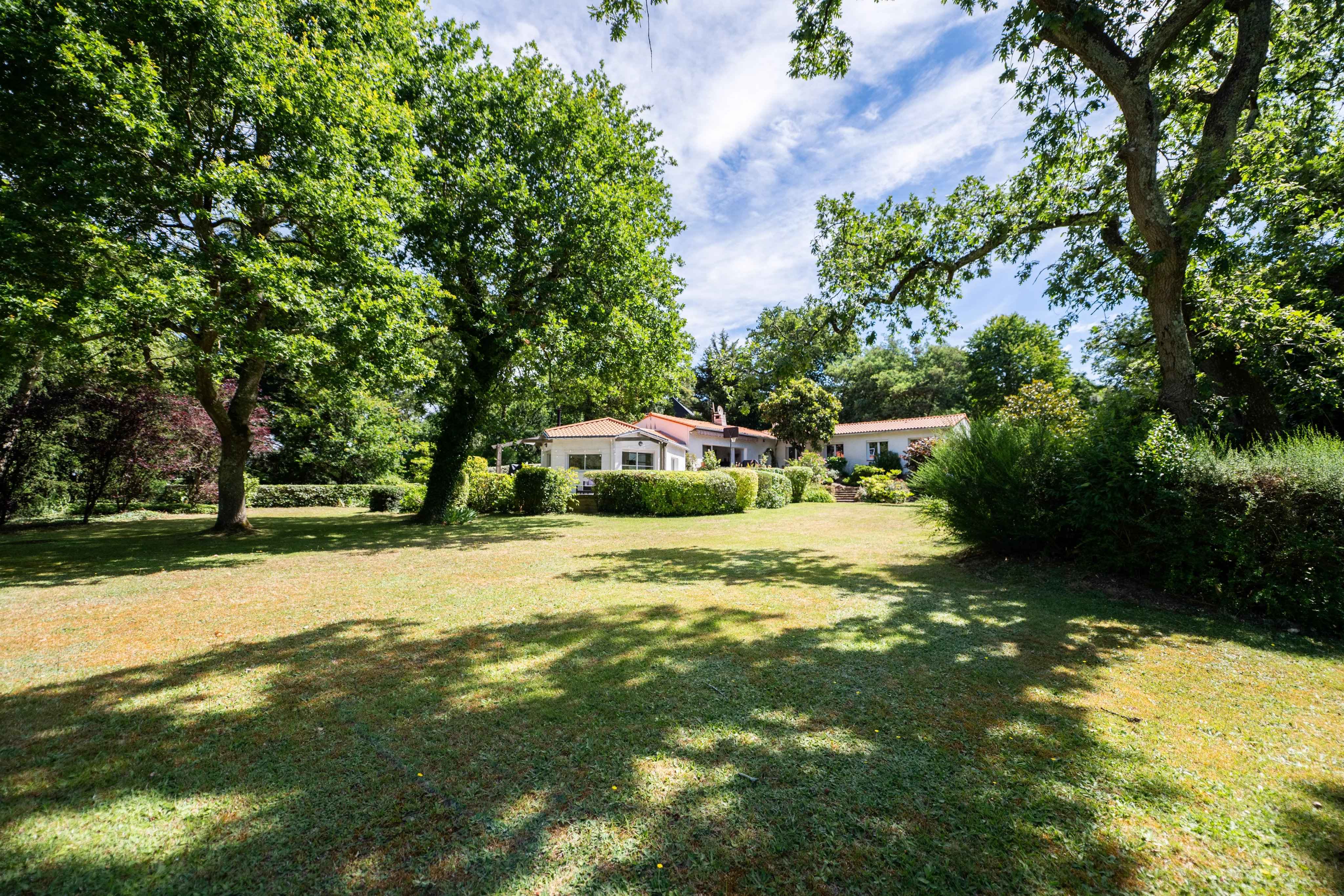 Maison bords de l'Erdre parc paysager de 3 200 m²
