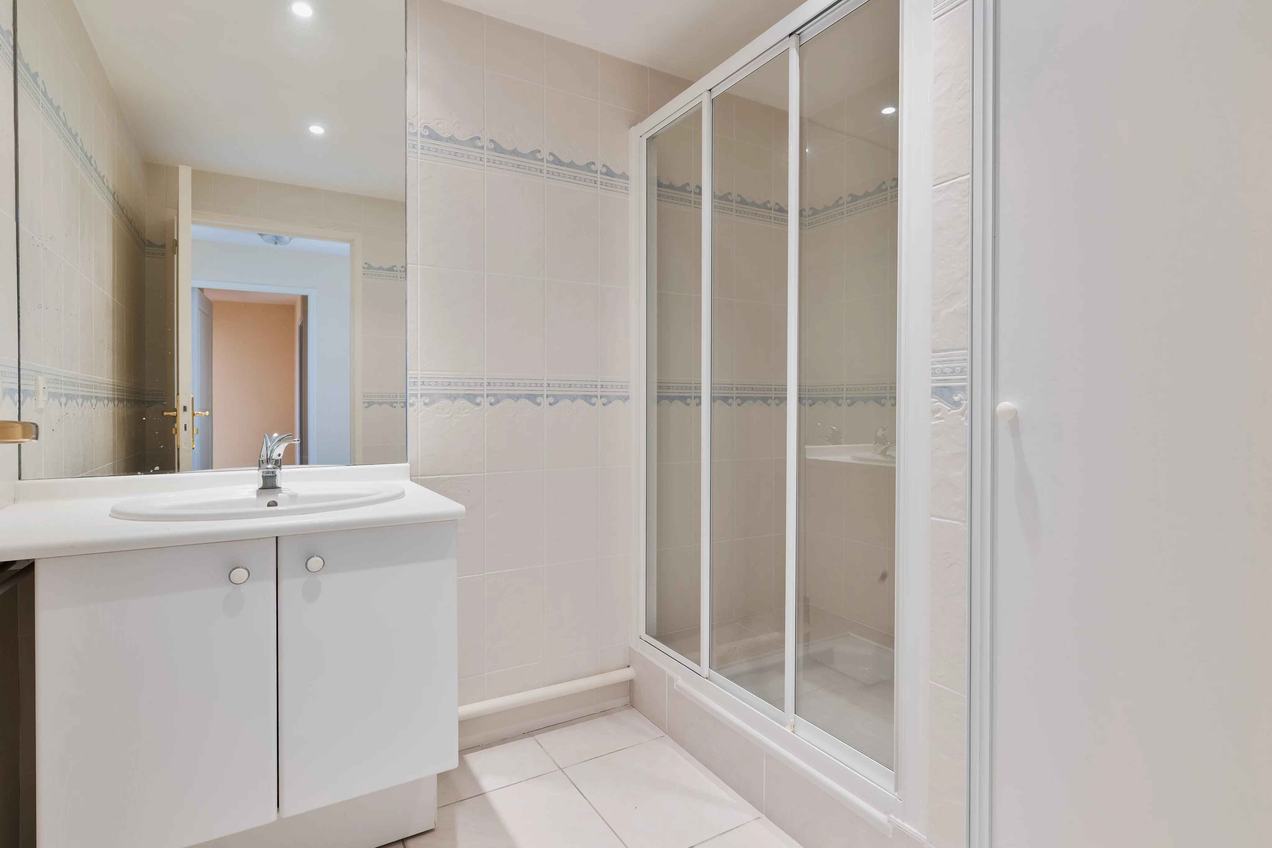 Salle de douche dans appartement familial La Baule