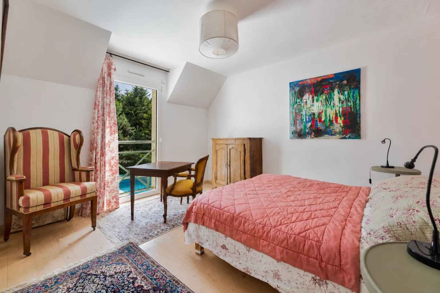 Chambre avec vue sur la piscine Saint André des Eaux
