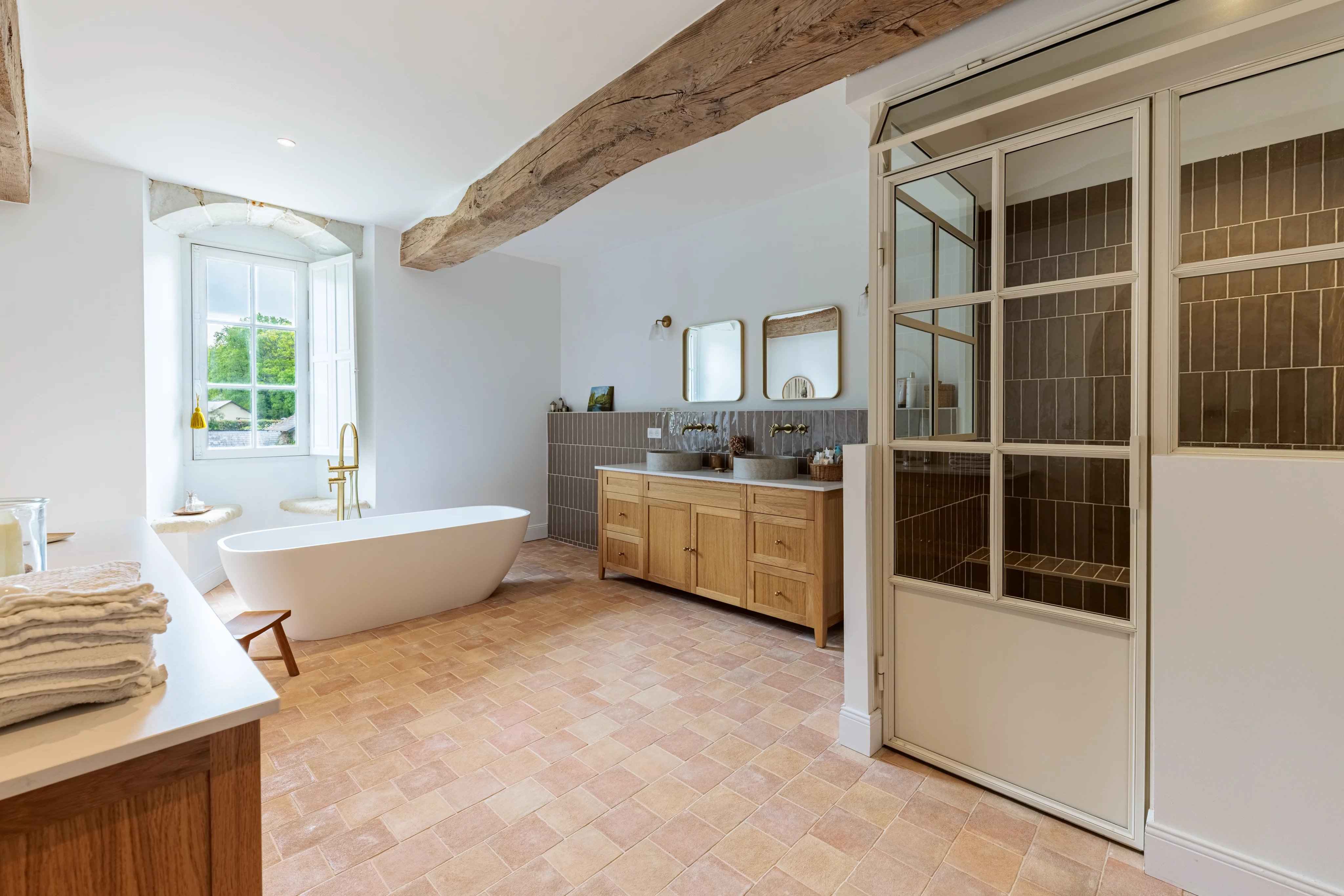 Sublime domaine avec piscine et dépendances 